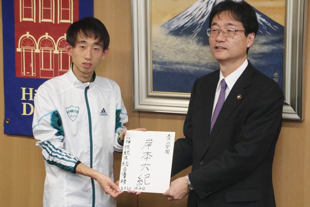 色紙に書いたサインを手に