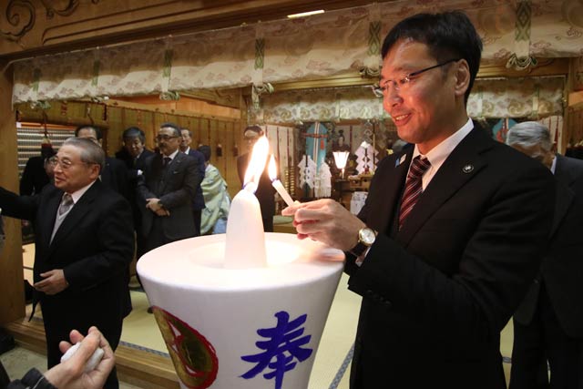 三条市長のろうそくに火を移す国定市長