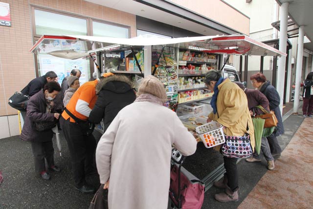 大光銀行三条支店前で週1の営業をスタートした移動スーパー「とくし丸」の初日15日のようす