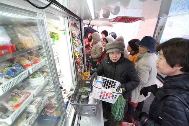 販売開始直後は大勢の客でにぎわう