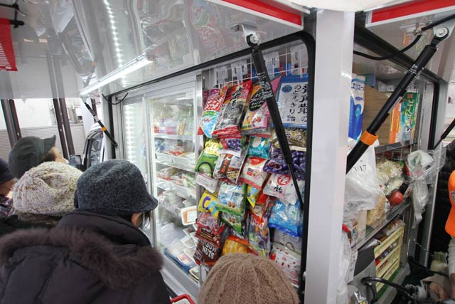 外観は想像できないほどバラエティーに富んだ商品が並ぶ