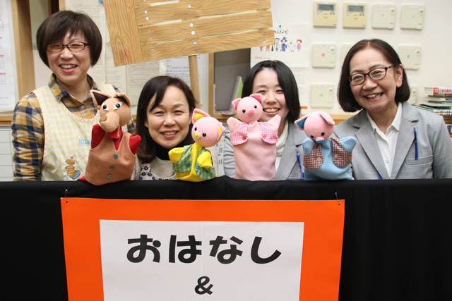 「おはなし＆うたのライブ」で披露する人形劇「3びきのこぶた」の人形と田児童センター「わらべ」と燕市立吉田図書館の職員