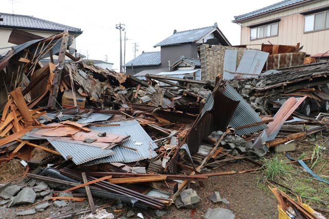 裏側から見た全壊した作業場