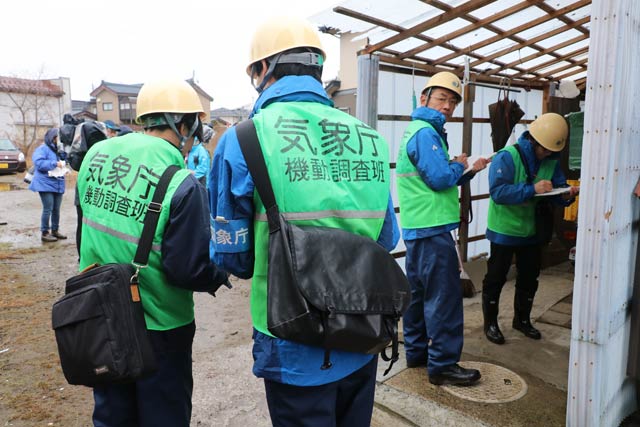 住民に聞き取り調査うする気象庁の機動調査班