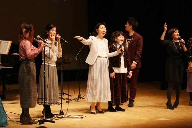 三条市展のフィナーレを飾った音無美紀子の歌声喫茶