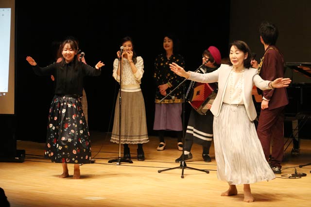 「見上げてごらん夜の星を」で手話を取り込んだフラダンスを踊る音無美紀子さん長女の村井麻友美さん