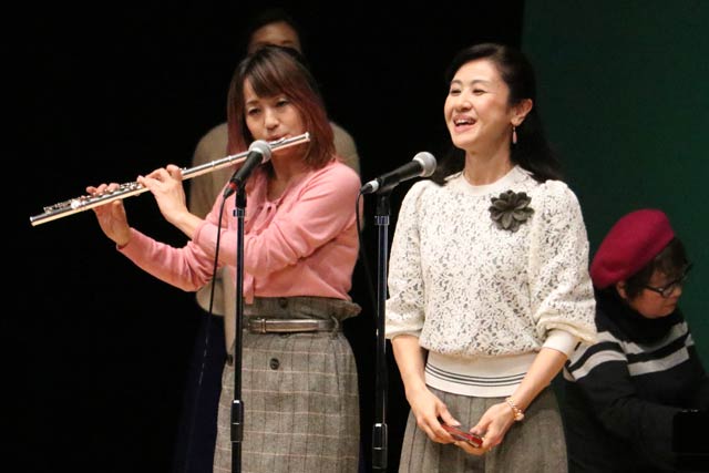 橋本志帆さん(左)のフルートと小林綾子さんのハーモニカで共演