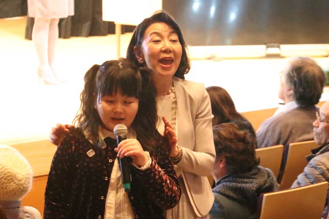 客席に入って佐藤ひらりさんと歌う音無美紀子さん