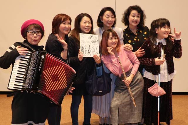 客と気軽に記念写真