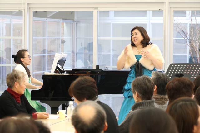 うたごえ喫茶ー番外編ー結成十周年ありがとうコンサートの佐々木さん(左)と加々見さん