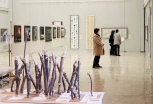 昨年の県展や芸展で加茂市から活躍した作家の作品を一堂に展示
