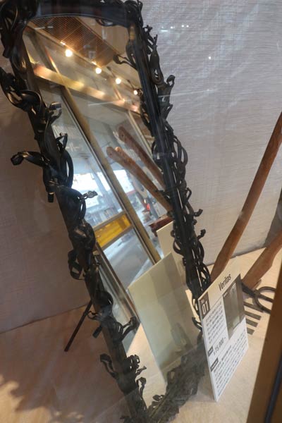 姿見につめ切りの排材で装飾を施した「Veritas」7万5千円
