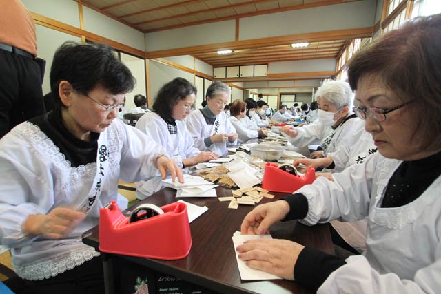 福豆の袋詰め作業