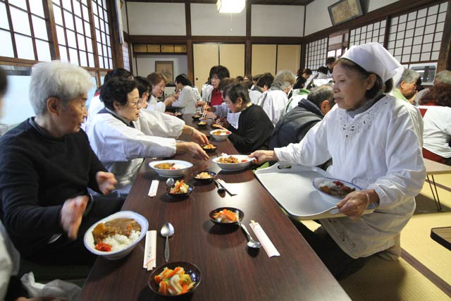 カレーライスの昼食も恒例だ