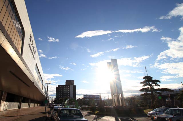 燕三条駅前の青空