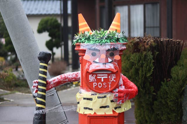 赤鬼に変身した粟生津郵便局のポスト