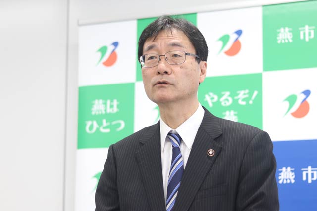 定例会見を行う鈴木燕市長