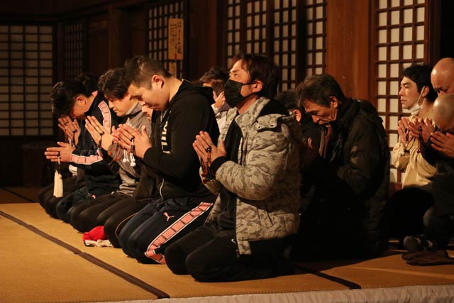 まずは題目を唱えて読経してから練習