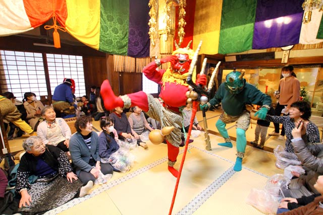 燕市米納津の安楽寺で行われた節分の豆まき