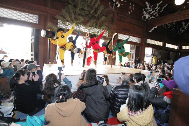 本成寺で節分会の鬼踊り