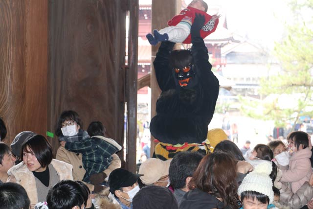 本成寺で節分会の鬼踊り