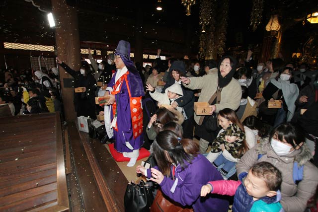 門谷貫首を皮切りに豆を投げる