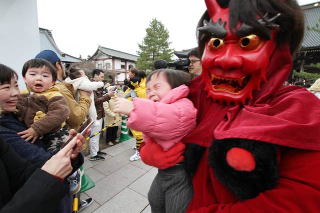 本成寺で節分会の鬼踊り