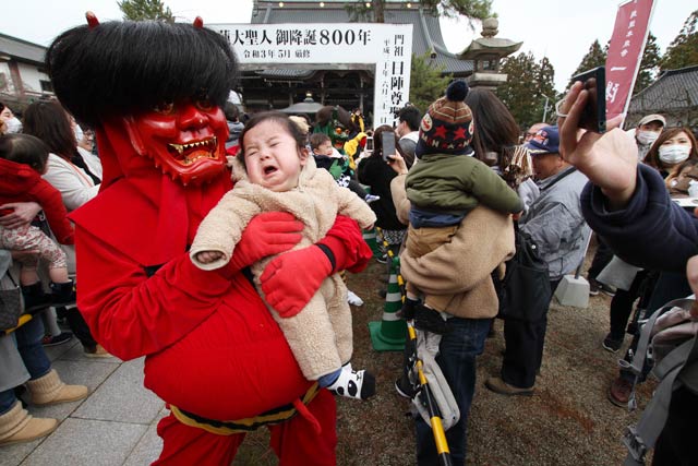 本成寺で節分会の鬼踊り