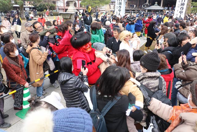 本成寺で節分会の鬼踊り
