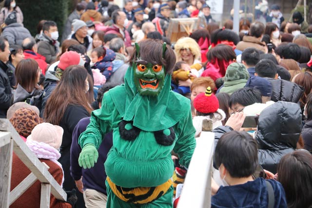 本成寺で節分会の鬼踊り
