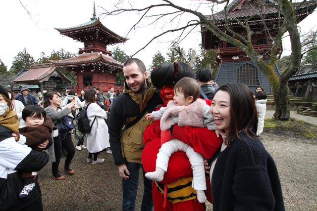 本成寺で節分会の鬼踊り