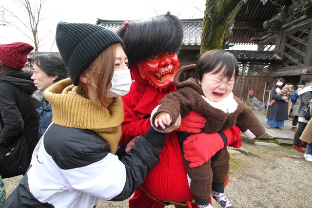 本成寺で節分会の鬼踊り