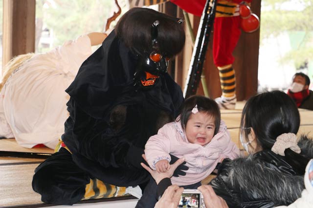 鬼につかまって大泣き