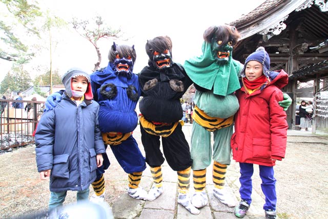 鬼と記念写真