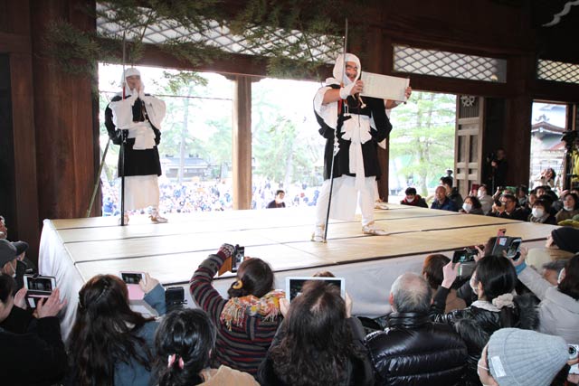 本成寺で節分会の鬼踊り