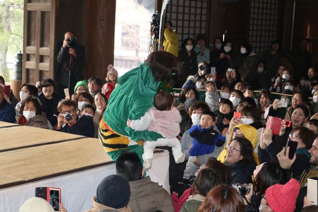 本成寺で節分会の鬼踊り