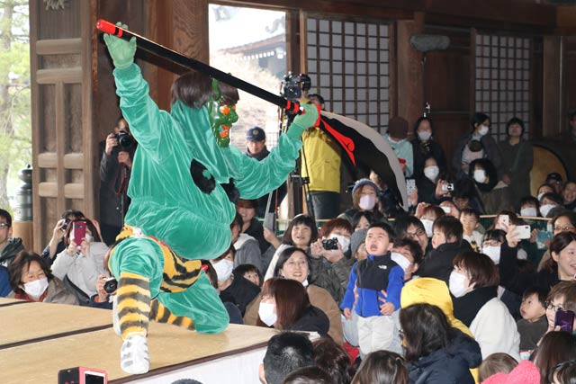 本成寺で節分会の鬼踊り