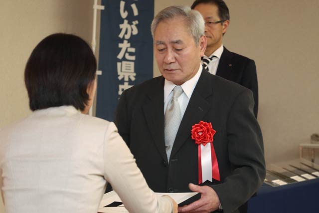 山田振興局長からにいがた県央マイスター認定証を受ける増田さん