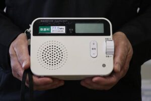 緊急告知ラジオ起動信号音の誤発報で大音量で鳴り出した弥彦村が配置した緊急告知ラジオ
