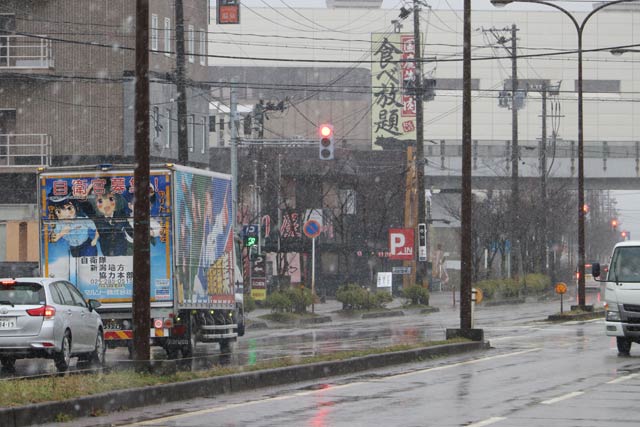 燕三条駅付近で午後の吹雪