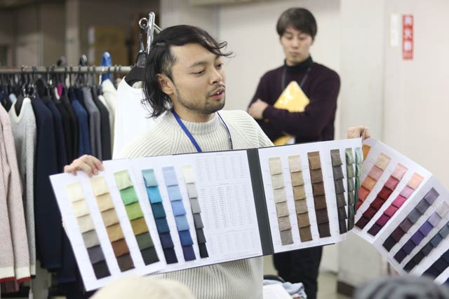 高橋ニットで見学の前に説明を聞く