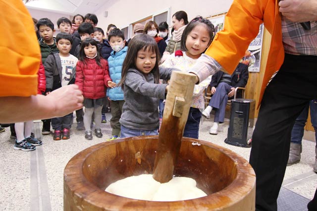 子どもたちももちつきを体験