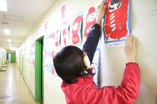 園児絵画展の作品を展示