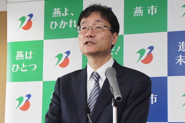 会見で当初予算を説明する鈴木市長