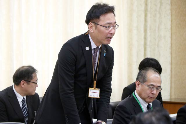 予算について説明する国定市長