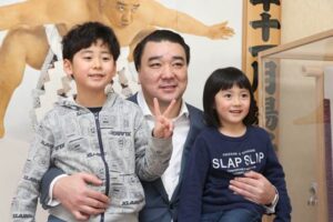 弥彦神社を参拝して子どもたちと記念写真を撮る日馬富士