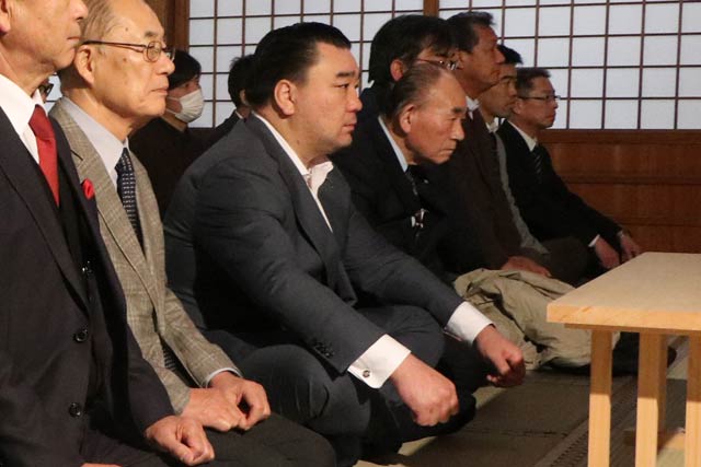 参拝する日馬富士