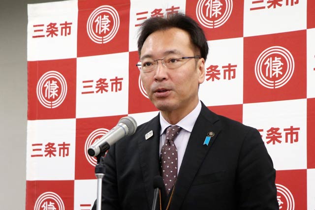 記者会見する国定市長