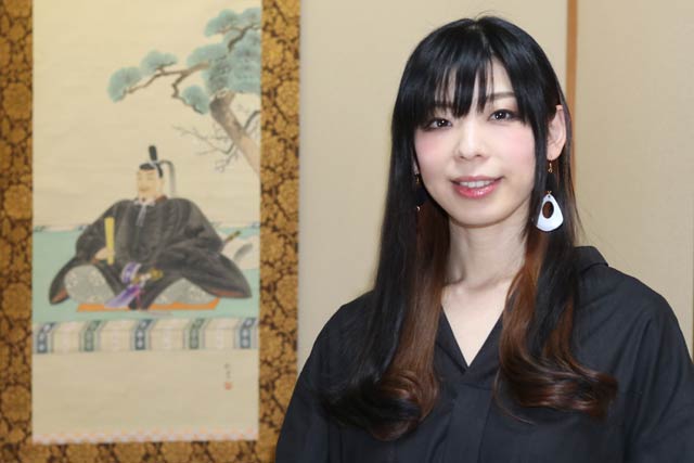 下田書道会3代目の下田彩水さんと祖母で初代の志水さんの遺品から見つかった菅原道真の掛け軸