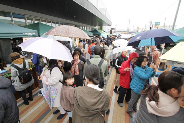 初めて三条市体育文化会館を会場に2万0,100人の人出にぎわった三条マルシェ